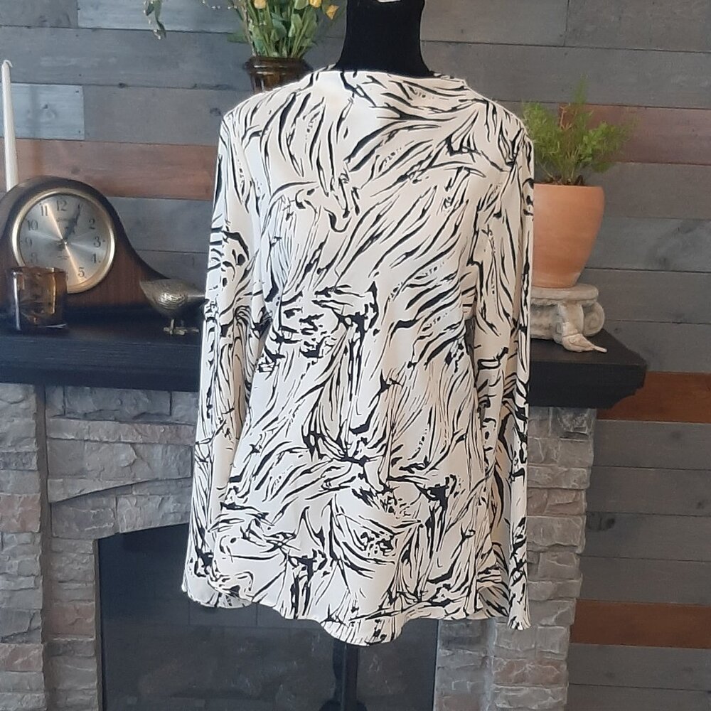 Nordstrom Rack Ladies Black and Cream Elegant Top